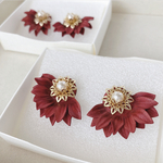 赤い向日葵(ひまわり)花びらモチーフ＊揺れない革花ピアス.イヤリング　