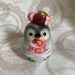 ペンギンの苺とマカロンの小物入れ