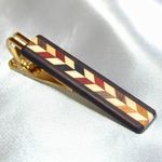木の自然の色の寄木ネクタイピン　N19 （上下ローズウッド、カラー矢羽根）