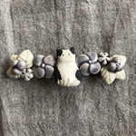 陶器　猫ちゃんと紫の花のバレッタ
