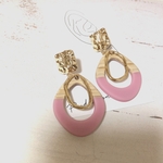 最新ꫛꫀꪝ✧‧˚ウッドゴールドピアス ピンクcolor／おうち時間や贈り物などに 涼しげ大ぶりピアス