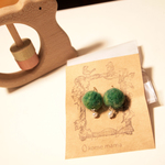 羊毛フェルトでまんまるピアス～天然石風グリーン