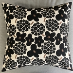 【期間限定8/30ー9/15 1700円→1500円】cotton linenクッションカバー（北欧フラワーオフホワイト×ブラック）45×45