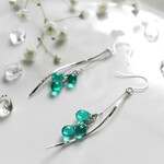 シルバー925＊緑の水滴と風の流れのピアス＊チェコガラス＊揺れる＊緑