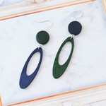 アシンメトリーのウッドピアス