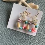 シェルフラワーとカラフルシェルリースのピアス