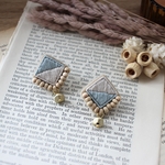 ビーズ刺繍＊バイカラーウッドビーズピアス