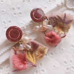 アンティークボタンとチュール刺繍リボンのイヤリング・ピアス