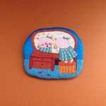手刺繍のブローチ＊ママみたいにお化粧したい こぶたちゃん