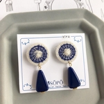 糸ボタンとビーズのピアス【紺色】