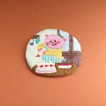 手刺繍のブローチ＊ぶたちゃんのケーキ作り