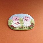 手刺繍のブローチ＊姉妹ぶたちゃんの花冠