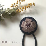刺繍⋆*くるみボタンのヘアゴム