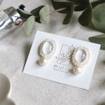 【水晶】天然石をレジンに閉じ込めたビーズ刺繍とコットンパールの耳飾り【イヤリング /ピアス対応】