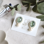【水晶×優しい緑】天然石をレジンに閉じ込めたビーズ刺繍とコットンパールの耳飾り【イヤリング /ピアス対応】