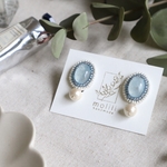 【アクアマリン】天然石をレジンに閉じ込めたビーズ刺繍とコットンパールの耳飾り【イヤリング /ピアス対応】