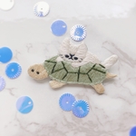 猫の水族館　カメに乗る猫の刺繍ブローチ