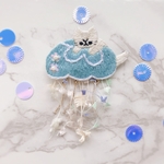 猫の水族館　クラゲに乗る猫の刺繍ブローチ