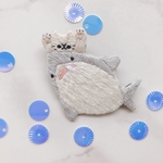 猫の水族館　サメに乗る猫の刺繍ブローチ