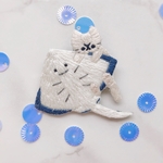 【5/23(日)21時〜販売】猫の水族館　エイに乗る猫の刺繍ブローチ