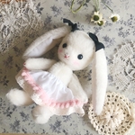 真っ白アンティークライクウールのキュートなうさぎちゃん🐇🎀