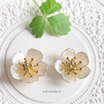 フラワー　いちごの花　チタンピアス