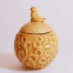 唐草浮彫小物入れ【黄瀬戸】
