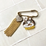 キジ白猫さんとハートのビーズタッセルのストールピン　手刺繍