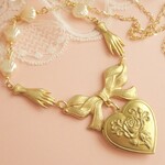 薔薇のロケットとシェルのリボンネックレス