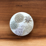 ビーズ刺繍くるみボタン（ヘアゴム/ブローチ）