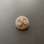 雨に濡れた小花のブローチ