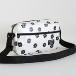 受注製作　小さいサイズ　ビニール素材　白色地　黒色の花柄モチーフプリント生地　シンプルショルダーバッグ♪　Fm2 Lab.　雨の日のお出掛けに…♪ラミネート　ビニコ　防水　撥水