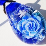 《ウィンターブルーローズ》　ガラス　とんぼ玉　ペンダント　薔薇　雪の結晶