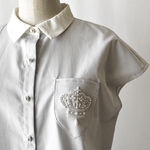王冠パール刺繍のクレリックシャツ【フレンチスリーブ(半袖)/ストライプ/サックスブルー/シャツブラウス/オートクチュール刺繍ポケット】