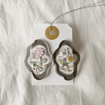 お花の詰め合わせピアス／イヤリング(グレー)