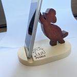 トイプードルが支えるスマホスタンド