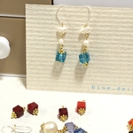 不揃いパールとガラスキューブのピアス/イヤリング