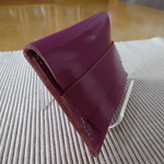 革のカードケース　紫がかったピンク