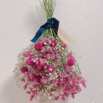 かすみ草のピンクの花束スワッグ