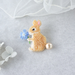 花うさぎさんのビーズ刺繍ブローチ［ネモフィラ×オレンジうさぎ］