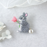 花うさぎさんのビーズ刺繍ブローチ［チューリップ×グレーうさぎ］