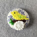 ＊くるみボタンの刺繍ブローチ・ヘアゴム＊幸せなセキセイインコさん