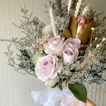 ワイルドフラワーとシックなバラのブライダルクラッチブーケ💐∗︎*ﾟブートニア ウエディングブーケ 花嫁 フォトウェディング ナチュラルウェディング ドライブーケ ドライフラワー ブライダルブーケ