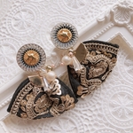 アンティークボタンとブラック刺繍リボンのイヤリング・ピアス