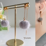 ふわふわファーとスティックがゆらゆら揺れるロングピアス・イヤリング