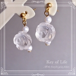 ◆水晶の薔薇◆ ピアス/イヤリング（金属アレルギー対応）ローズの彫刻が美しい天然石