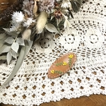 本革にミモザの手刺繍のヘアクリップ♡ヘアアクセサリー　レザー　ぱっちんクリップ　