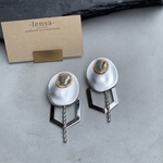 1026.アバロンシェルがポイント🐚ヴィンテージ風スタッドピアス lensa