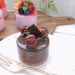 ブラックチェリー　チョコムースケーキ　メモスタンド　☆ フェイクスイーツ☆ スイーツデコ ☆誕生日☆フェイクケーキ☆メモスタンド
