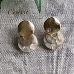 ゴールドとマーブルベージュのピアス　